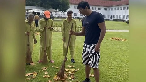 सोनु सुदनं सांगितली झाडु मारण्याची नवी ट्रीक, सफाई कामगार चक्रावले