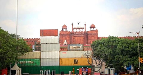 पहिल्यांदाच लाल किल्ल्याच्या मुख्य प्रवेशद्वारावर कंटेनरची सहा मजली भिंत उभारली आहे.