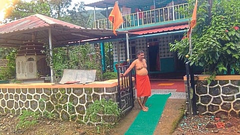 डोंगरच गावात कोसळला ; तिवरेत परिसरात 5 किमी डोंगराला भेगा