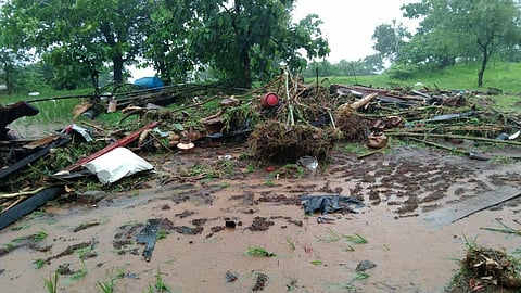 नेत्यांनो, यायचे असल्यास हाती झाडू घेऊन या नाहीतर....