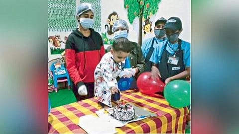 फक्त माणुसकी! कोविड सेंटरमध्ये चिमुकल्याचा पहिला वाढदिवस साजरा