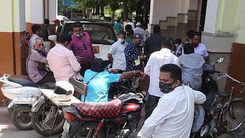 महापौरांच्या वाहनाला दिव्यांगांच्या वाहनांचे जॅमर!
