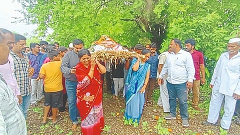 सासूच्या पार्थिवाला सुनांनी व नातींनी दिला खांदा