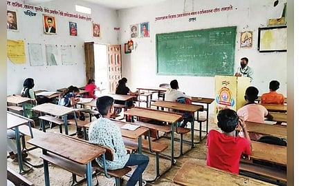 शाळांवरून वादाची घंटा