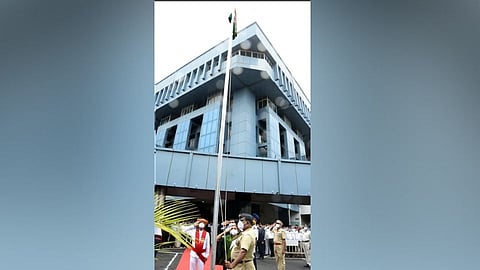 स्वातंत्र्य दिनानिमित्त ध्वजवंदन