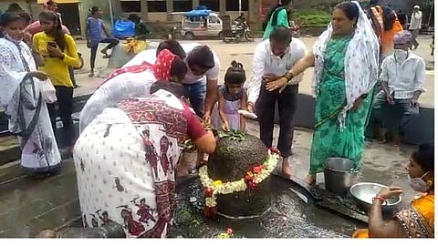 due to temples were closed in shravan crowd of devotees flocked in the open shiv temples