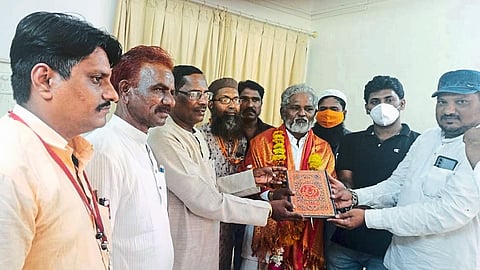 लातूर : रशीद शेख यांचा ‘कुराण’ ग्रंथ भेट देऊन सत्कार करताना त्र्यंबक स्वामी. यावेळी अमर बुरबुरे, सोमनाथ जाधव, हनुमंत पडवळ, बाबा शेख, सज्जाद शेख आदी.