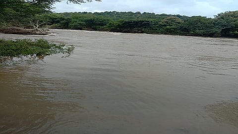 कुरुळा (जि.नांदेड) : कुरुळा (ता. कंधार) मंडळात पुन्हा एकदा पावसाने हाहाकार माजवला असून नदी व नाल्यांना पूर आला आहे.
