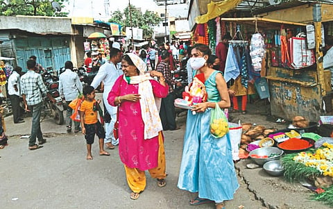अकलूजकरांनी केले गणरायाचे उत्साहात स्वागत