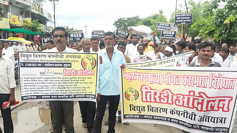 महावितरण विरोधात निषेध अंत्ययात्रा; कार्यालयावर धडकले विद्युत ग्राहक