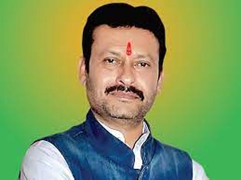 जळगाव: सरकार, विमा कंपनीने शेतकऱ्यांचा फुटबॉल केला