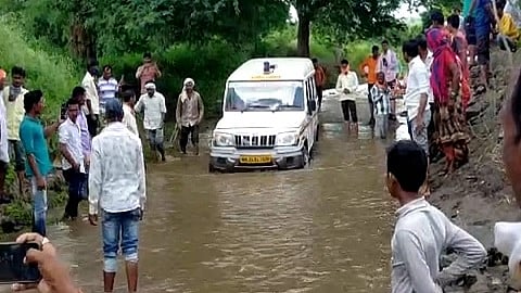 ब्राह्मणगाव तांडा (ता. पैठण) - रुग्णवाहिकेला वाट करून देताना ग्रामस्थ.