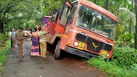 कोलझरात कुडासे-बांदा एसटी कलंडली; प्रवासी सुखरुप