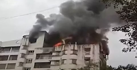 बोरीवलीत इमारतीच्या सातव्या मजल्यावर भीषण आग