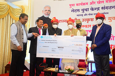 राज्यपालांच्या हस्ते सन्मान