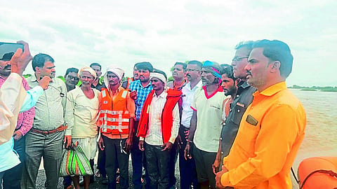 नांदेड : नायगाव येथील बंधाऱ्यात पाण्याच्या प्रवाहात अडकलेल्या चौघांना अग्निशमन दलाच्या जवानांनी सोमवारी बाहेर काढले.