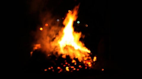 सर्वसामान्यांप्रमाणं मृत्यूनंतर साधूंचं दहन का केलं जात नाही? जाणून घ्या...