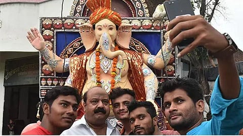 सेल्फी विथ गणेश विसर्जन! घरगुती गणेशमूर्ती वृत्तपत्र प्रकाशन स्पर्धा