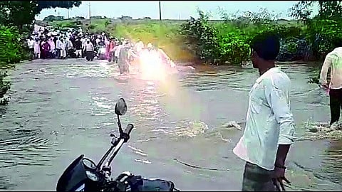 माणिकनगर (जि.औरंगाबाद) - केऱ्हाळा फाटा ते केऱ्हाळा पळशी गावाकडे जाणाऱ्या ओढ्याला आलेला पूर.