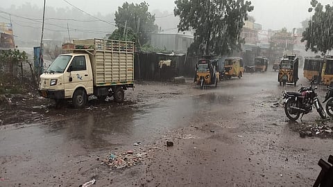 शिवणी (जि.नांदेड) : किनवट तालुक्यातील शिवणीसह परिसरात अचानक वादळी वाऱ्यासह अर्धातास पाऊस झाला.