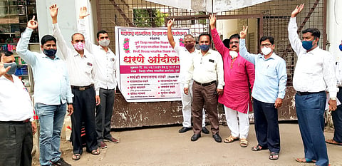 पुणे: विविध शैक्षणिक मागण्यांसाठी शिक्षकांचे धरणे आंदोलन