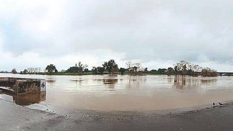 मुसळधार पावसामुळे सोमवारी पंचगंगा नदीच्या पात्राबाहेर पाचव्यांदा पाणी आले.