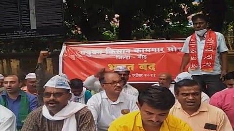 बीड - जिल्हाधिकारी कार्यालयावर संयुक्त किसान मोर्चासह काँग्रेस, आपच्या वतीने कृषी कायद्यांविरोधात मोर्चा काढण्यात आला.