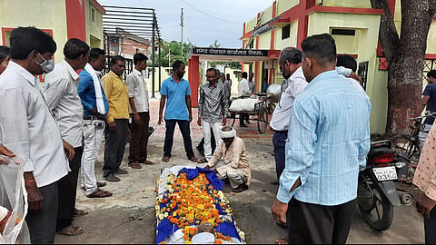 नगरपंचायत कार्यालयाच्या गेटसमोरच दिला मृतदेहाला विसावा