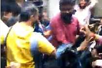 मुंबई लोकलमध्ये चोरांची पब्लिक धुलाई, व्हिडीओ व्हायरल