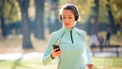 सावधान: Morning Walk ला जाताना मोबाईल सोबत घेताय?