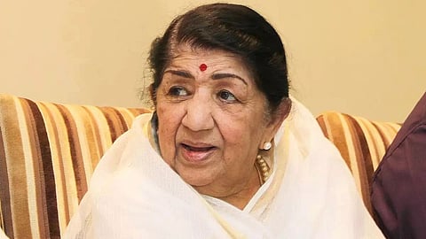लहान असतानाच दीदी गायल्या लागल्या. त्यांच्या आवाजानं देशातील संगीतप्रेमींच्या मनाचा ठाव घेतला. आजही त्यांची सुरावट ऐकली की आपण वेगळ्याच विश्वात गेल्याचा भास होतो. दीदी आज त्यांचा 92 वा वाढदिवस साजरा करत आहेत.