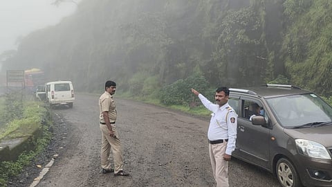 करूळ घाटात ट्रक बंद