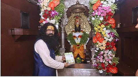 विठ्ठल मंदिराच्या गाभाऱ्यात पुस्तक प्रकाशन केल्याने नवा वाद!