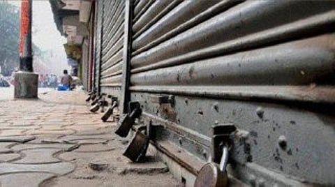 राजकीय पक्ष एकमेकांवर टीका करण्यात मग्न ; जनतेला भोगावा लागला त्रास