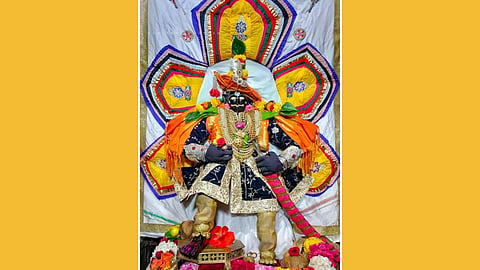 दख्खनचा राजा श्री जोतिबा देवाची पाच पाकळी सोहन कमळ पुष्पात महापूजा