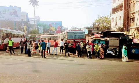 खासगी वाहनात बसताना प्रवासी.