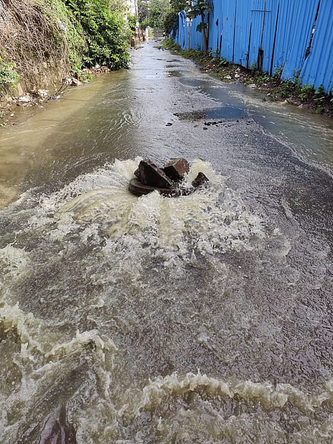 ड्रेनेजचे पाणी रस्त्यांवर
