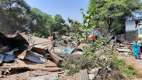 अनाधिकृत झोपड्यांवर पाटबंधारे विभागाची कारवाई सुरू