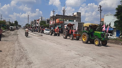 घनसावंगी (जि.जालना) : ऊस वाहतुकदार संघटनेच्या वतीने नवीन बसस्थानक ते तहसील कार्यालयापर्यंत ट्रॅक्टर मोर्चा काढून विविध मागण्यांकडे लक्ष वेधण्यात आले.