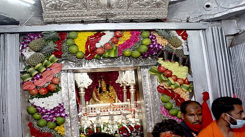 तुळजाभवानी मातेची शनिवारी (ता.नऊ) बांधण्यात आलेली रथालंकार महापुजा.