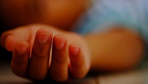लेकरांचा मृतदेह पाहून आई-बापानं फोडला हंबरडा