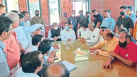 कोल्हापूर; राज्याचे नगर विकास मंत्री एकनाथ शिंदे विविध कार्यक्रमाच्या निमित्ताने कोल्हापूर दौऱ्यावर आलेल्या एकनाथ शिंदे यांनी हद्दवाढ समर्थन कृती समितीच्या शिष्टमंडळाला आज मंगरायाची वाडी येथील दिलीप मोहिते यांच्या हेलिपॅडवर भेट दिली. यावेळी राज्य नियोजन मंडळाचे कार्यकारी अध्यक्ष राजेश क्षीरसागर, आमदार चंद्रकांत जाधव, कृती समितीचे निमंत्रक आर के पोवार ,बाबा इंदूलकर,आदी