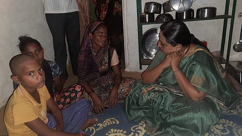 पालकमंत्र्यांनी घेतली सेजलच्या बहीण, भावाच्या शिक्षणाची जबाबदारी