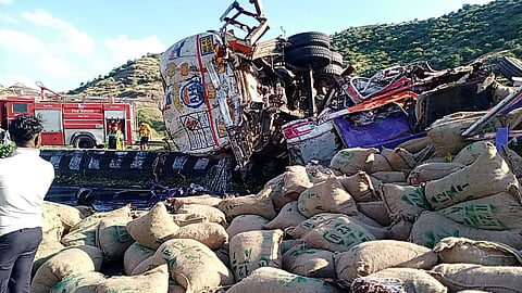 accident on Mumbai-Agra highway
at rahud ghat