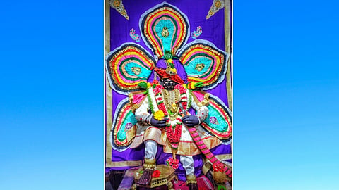 दख्खनचा राजा श्री जोतिबाची सोहन कमळ पुष्पातील महापूजा