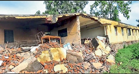 पावसामुळे शाळेच्या दोन वर्गखोल्या कोसळल्या