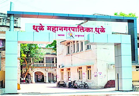 धुळ्यात कचरा संकलन पुन्हा ठप्प; शंभर टक्के घंटागाड्या, ट्रॅक्टर बंद!