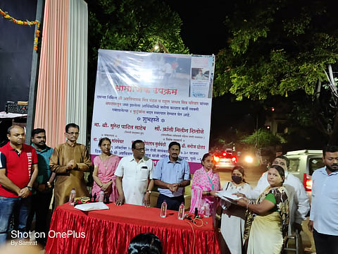 गरिबांच्या घरी दिवाळी साजरी करण्यासाठी तरुणांनी धुतल्या गाड्या