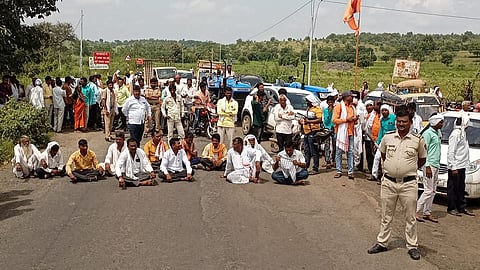 औंढा नागनाथ (जि.हिंगोली) : तालुक्यातील सिद्धेश्वर धरणातील पाणी पूर्णा नदीपात्रात मोठ्या प्रमाणात सोडल्यामुळे पुराचे पाणी शेतकऱ्यांच्या शेतामध्ये गेले. पिकामध्ये पाणी साचल्याने पिकांचे नुकसान झाले. त्याचे पंचनामे करून शेतकऱ्याला आर्थिक मदत मिळावी.
