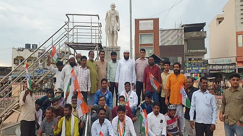 हिंगोली : काँग्रेसच्या नेत्या प्रियंका गांधी यांना उत्तर प्रदेश पोलिसांनी बेकायदेशीरपणे अटक करून लोकशाही तत्त्वाला हरताळ फासण्याचे काम केले. यामुळे गांधी चौक भागात काँग्रेस पक्षाच्या पदाधिकारी व कार्यकर्त्यांनी तीव्र निषेध करीत योगी सरकारच्या विरोधात घोषणा देऊन निदर्शने केली.